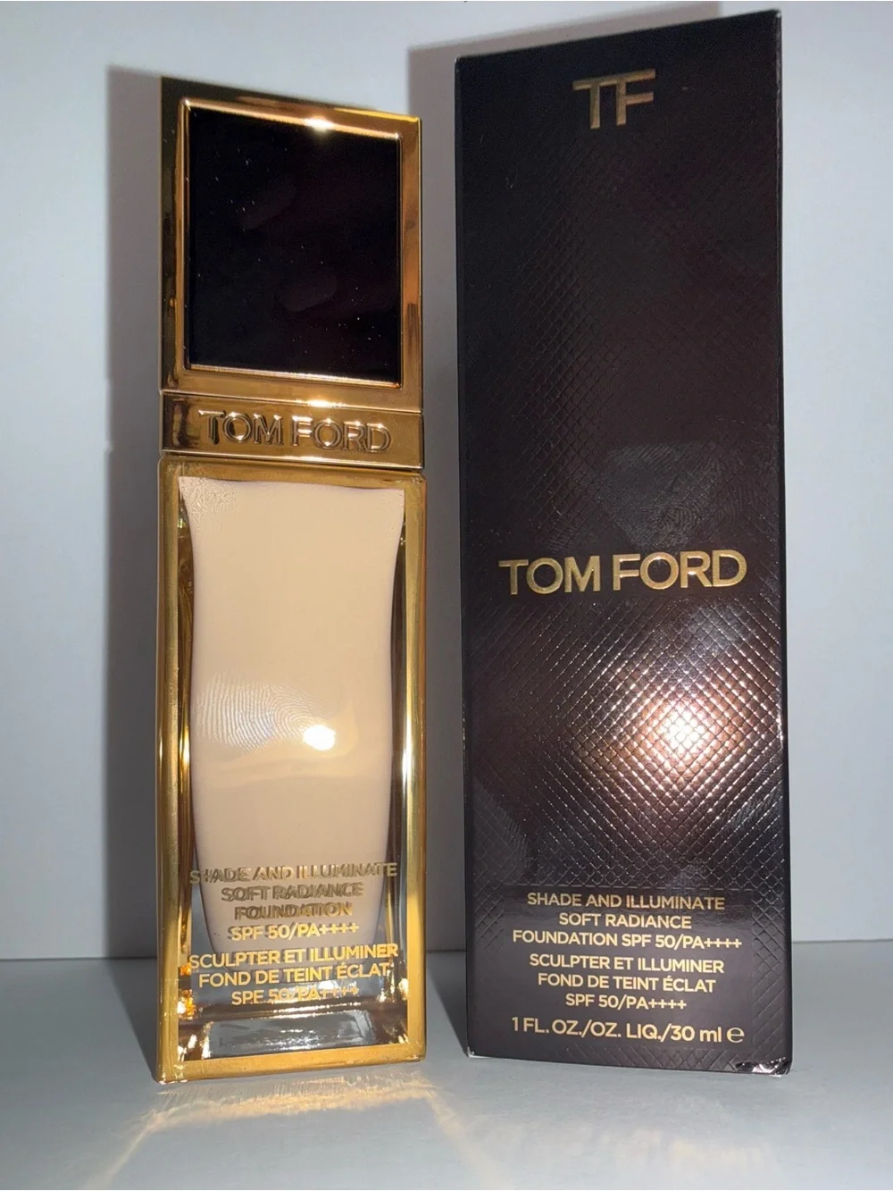 Tom Ford shade and illuminate soft radiance foundation. Shade: Ivory silk 0.3